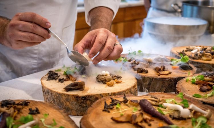 Descubre qué son las técnicas culinarias y aprende los diferentes tipos, desde cortes hasta cocción y presentación.